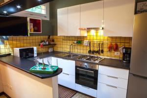 Virtuvė arba virtuvėlė apgyvendinimo įstaigoje Happy Home BO Fiera Self Check-in