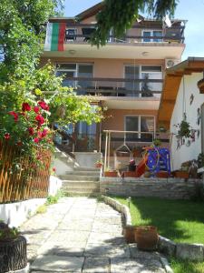 una casa con un jardín delante de ella en Villa Snejanka, en Balchik