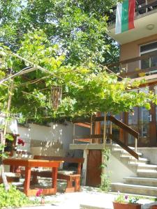 un bâtiment avec des escaliers, un banc et une table dans l'établissement Villa Snejanka, à Balchik