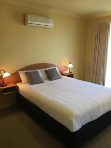 Łóżko lub łóżka w pokoju w obiekcie Hopkins House Motel & Apartments