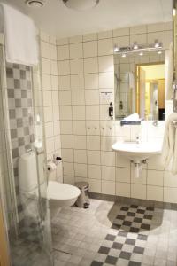 A bathroom at Hotell Årjäng