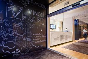 eine Ladenfront mit einer mit Graffiti bedeckten Wand in der Unterkunft Vincci Bit in Barcelona