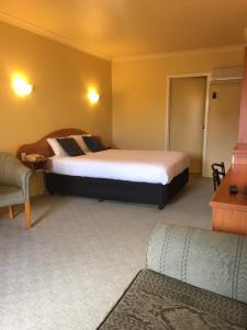 Łóżko lub łóżka w pokoju w obiekcie Hopkins House Motel & Apartments