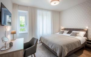 札格雷布的住宿－Apartments N10 Zagreb，一间卧室配有一张床、一张书桌和一台电视
