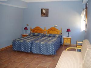 1 dormitorio con 1 cama y 2 sillas en Hospedaje El Marinero, en Isla