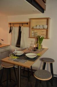 una mesa con copas de vino en la cocina en Atelier en Kassel