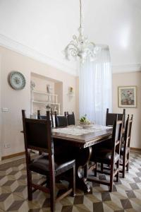 uma sala de jantar com uma grande mesa e cadeiras em Villa Carenza em Monopoli