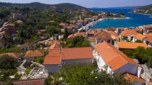 Blick auf eine Stadt mit orangefarbenen Dächern in der Unterkunft Villa Dororeja in Drvenik Veli