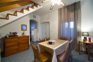 eine Küche und ein Esszimmer mit einem Tisch und Stühlen in der Unterkunft Villa Dororeja in Drvenik Veli