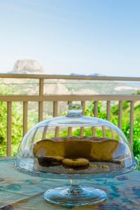 Una jaula de pájaro con un plátano en una mesa en Bed and Breakfast Arcobaleno, en Casteltermini