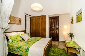 サニビーチにあるBeautiful Holiday Villa in Saniの小さなベッドルーム(ベッド1台、テーブル付)