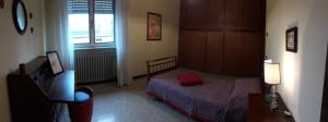 Olgiate ComascoにあるStop and Goのベッドルーム1室(ベッド1台、ソファ、窓付)