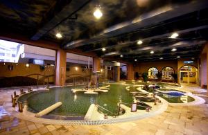 una gran piscina cubierta en un edificio en Chuang-Tang Spring SPA Hotel - Deyang, en Jiaoxi