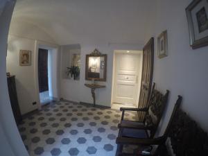 un pasillo con escalera y una habitación con suelo en Villa Annamaria B&B, en Domaso
