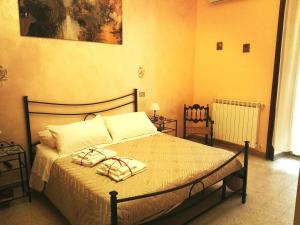 una camera da letto con un letto e due asciugamani di Domus Cicerone a Formia