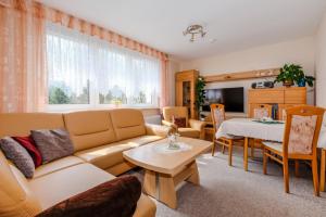 施爾奇的住宿－Ferienhaus Harzidyll，客厅配有沙发和桌子