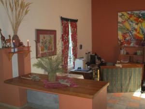 een woonkamer met een tafel met een plant erop bij Van Rhyn Guest House in Vanrhynsdorp