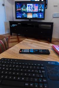Televízia a/alebo spoločenská miestnosť v ubytovaní Hort den Pilot