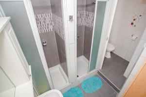 un piccolo bagno con doccia e servizi igienici di Outlanders Tribe Hostel a Spalato (Split) Altre 29 foto