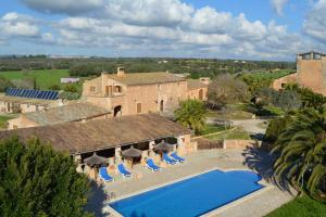 - une vue aérienne sur une villa avec une piscine dans l'établissement Agroturisme Son Llado, à Campos