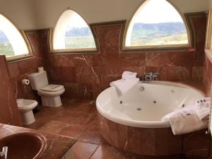 Koupelna v ubytování Casa Palacio VillaZambra + 37 fotografií