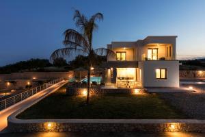 Gallery image of Antonoglou Beach Villas - Waterfront Luxury Retreat in Gennadi