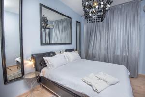 una camera da letto con un letto grande con asciugamani sopra di Champagne suites a Kefar Weradim