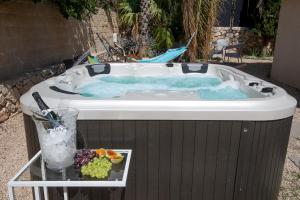 Foto dalla galleria di Champagne suites a Kefar Weradim