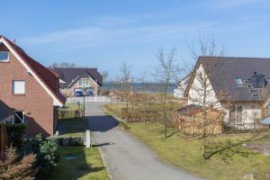 ein Wohnviertel mit Häusern und einer Straße in der Unterkunft Villa Boddenblick in Wiek auf Rügen 