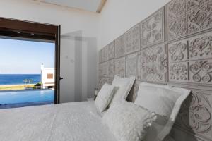 Säng eller sängar i ett rum på Antonoglou Beach Villas - Waterfront Luxury Retreat