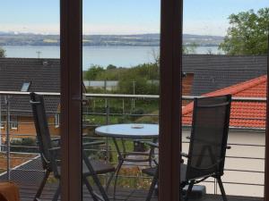 Blick auf eine Terrasse mit einem Tisch und Stühlen in der Unterkunft Feriendomizil Hehl in Stetten