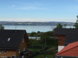 シュテッテンにあるFeriendomizil Hehlの屋根から湖の景色を望む