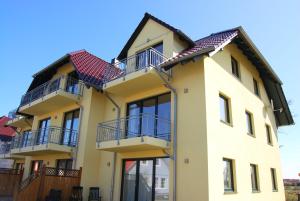 ein Gebäude mit Balkon auf der Seite in der Unterkunft Villa Boddenblick in Wiek auf Rügen 