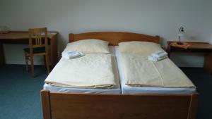 Postel nebo postele na pokoji v ubytování Hotel Krakonoš