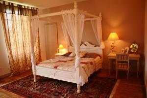 Ένα ή περισσότερα κρεβάτια σε δωμάτιο στο Château des Noces