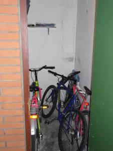 eine Gruppe von Fahrrädern, die in einer Garage geparkt sind in der Unterkunft Garda Blu Apartment in Riva del Garda