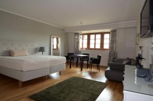 een slaapkamer met een bed en een woonkamer bij Dresden City Exklusiv in Dresden