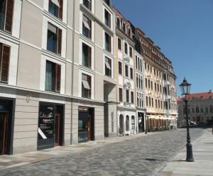 eine leere Straße mit Gebäuden und einer Straßenlaterne in der Unterkunft Dresden City Exklusiv in Dresden