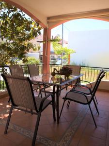 ケラモティにあるKeramoti Villa Magnoliaの海の景色を望むパティオ(テーブル、椅子付)