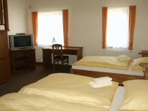 Postel nebo postele na pokoji v ubytování Hotel Krakonoš