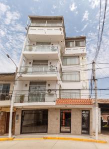 um edifício de apartamentos com um branco em Hotel B´liam em Tumbes