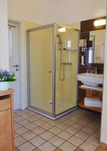 a bathroom with a shower and a sink at ad vineas Gästehaus Nikolaihof-Hotel Garni in Mautern