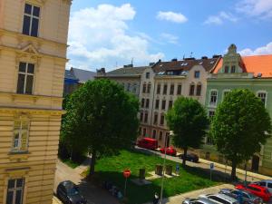 - une vue sur une rue de la ville avec des bâtiments dans l'établissement Apartment Olomouc Centre, à Olomouc