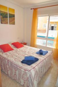 Apartament Orange Playa Flamencaにあるベッド