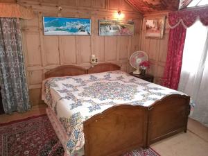 Ένα ή περισσότερα κρεβάτια σε δωμάτιο στο House Boat Hardy Palace
