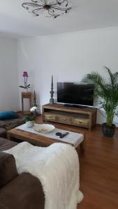 sala de estar con sofá y mesa de centro en Apartment, en Flensburg