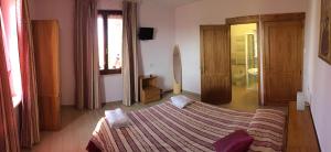 sypialnia z dużym łóżkiem w pokoju w obiekcie B&B Le Stagioni w mieście Bastia Umbra