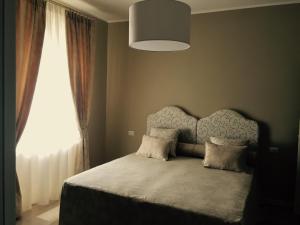 a bedroom with a bed and a window at Allaportaccanto Bed & Breakfast in Cassino