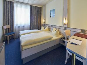 Ein Bett oder Betten in einem Zimmer der Unterkunft Hotel Alfa Zentrum