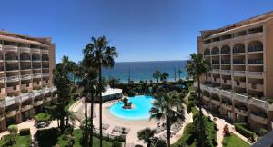una vista aerea di una piscina tra due edifici di Appartement Vue Mer Cannes Azur a Cannes